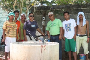 Volunteers at the improvised deep well at Indahag 1.  Volunteers at the improvised deep well at Indahag 1.