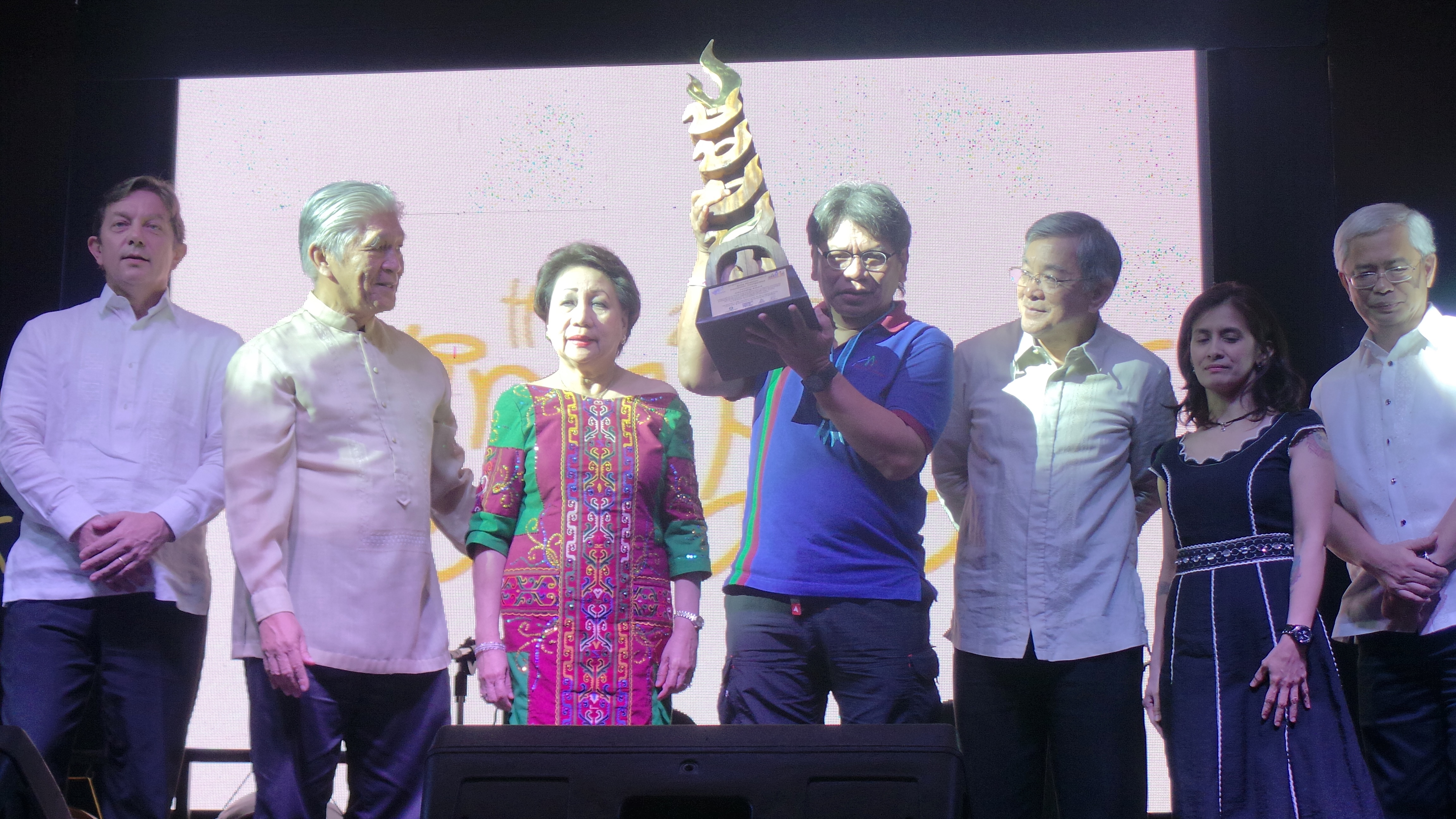 Kaloy Manlupig accepts Galing Pook Citizenship Award