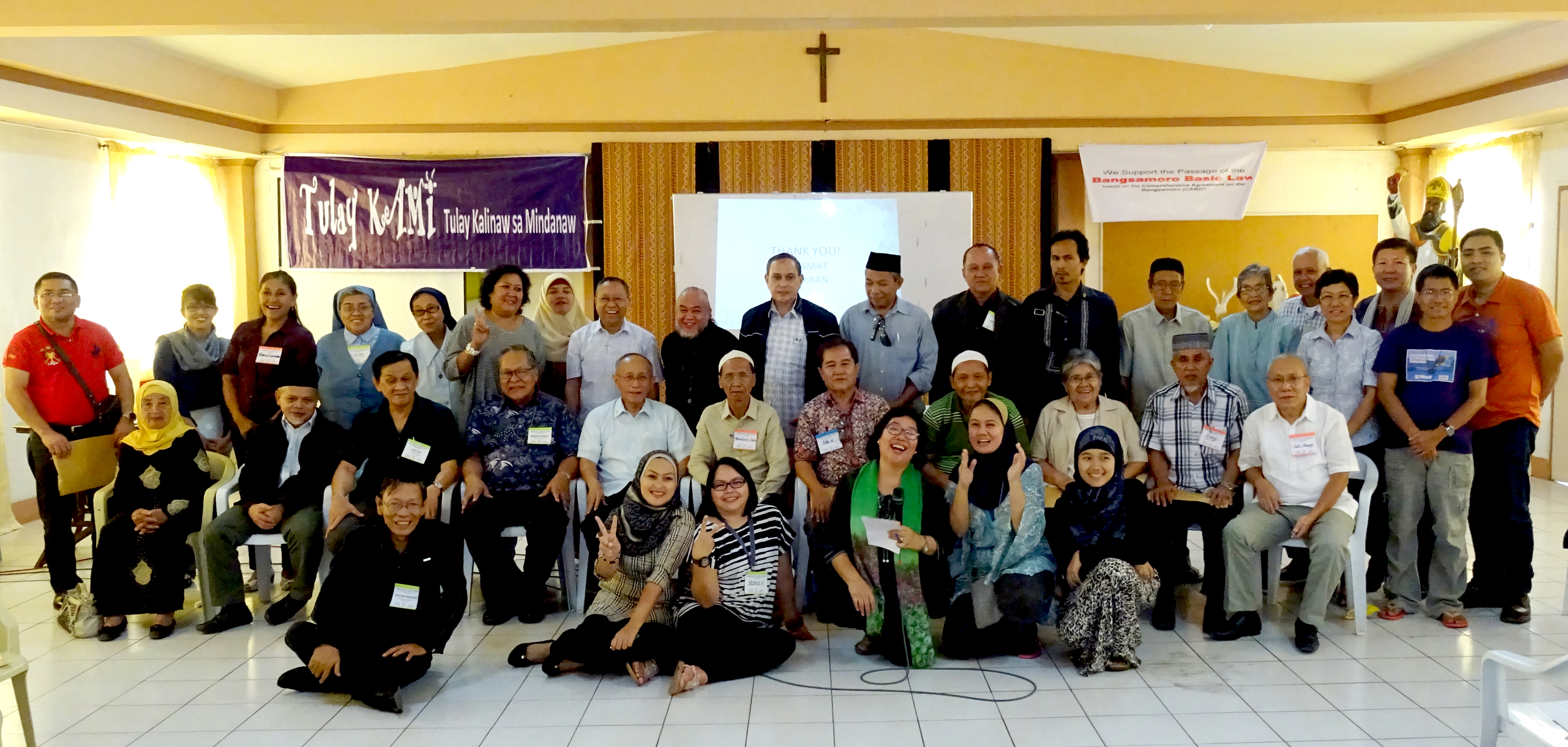 PEACE ADVOCATES. Participants to the Religious Leaders-Legislators Meeting pose with Archbishop Ledesma after the meeting; full of hope for a peaceful Mindanao. (Photo by BONG D. FABE)